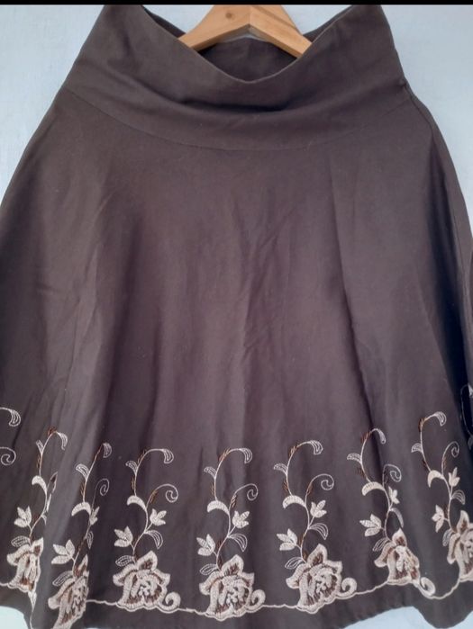 Saia rodada com Bordado