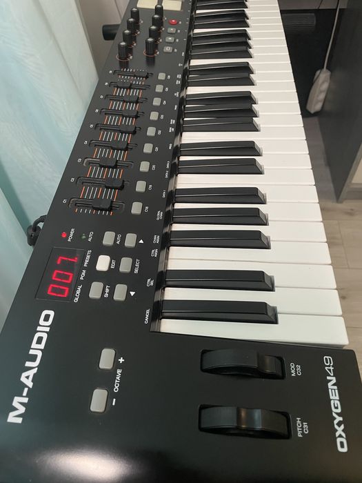 Продаю MIDI M-Audio Oxygen 49 MK5 + Фірмений Чохол