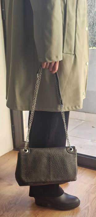 Carteira Cortefiel ecopele com corrente metálica