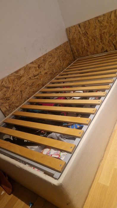 Cama com arrumação