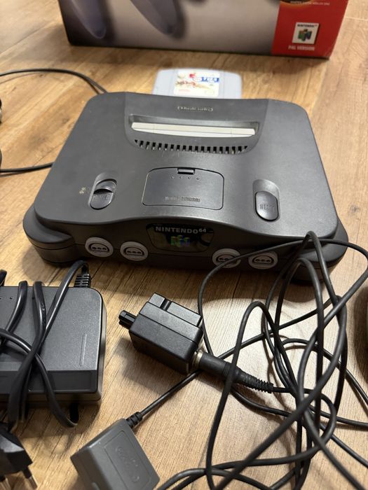 Konsola Nintendo 64 z dwoma padami w oryginalnym kartonie + gra Fifa 98