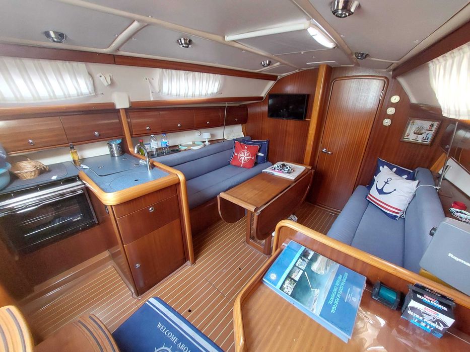 Veleiro Bavaria 32" (veleiro alemão com bandeira portuguesa);