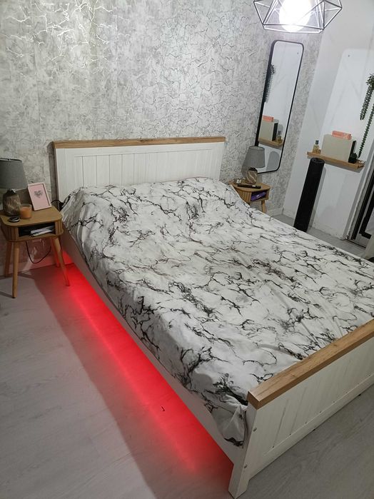 Cama em madeira nova com mesas de cabeceira