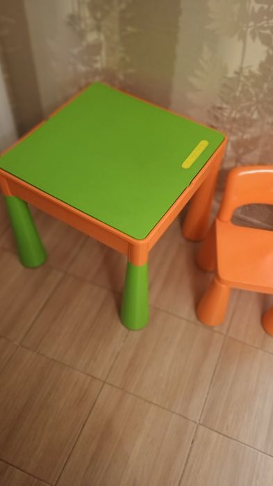 Стільчик та столик дитячий, столик для піску та лего