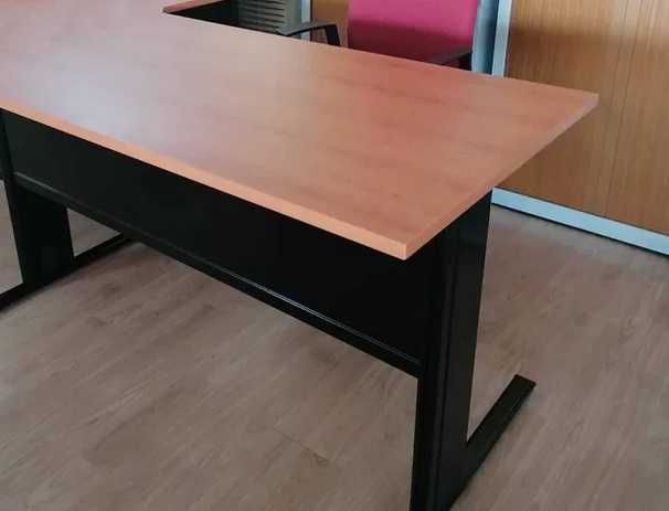 Secretária Fluxo 140x80 preta / melamina cerejeira