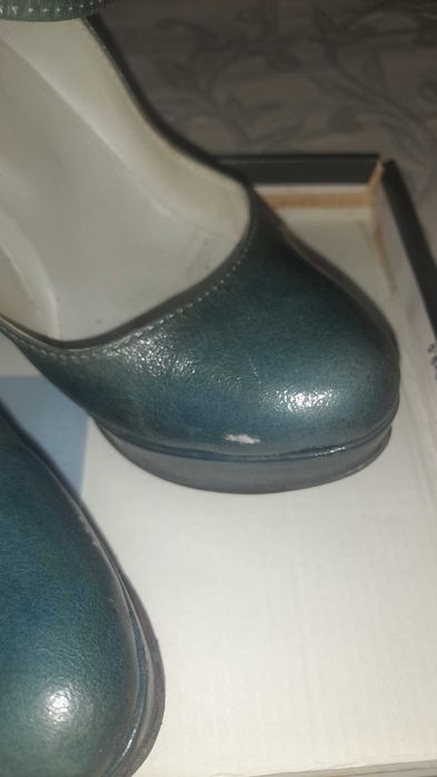 Sapatos salto alto em pele