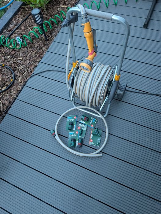 Wózek na wąż Hozelock + wąż 38m 1/2" + zraszacz Fiskars Solid M + złączki