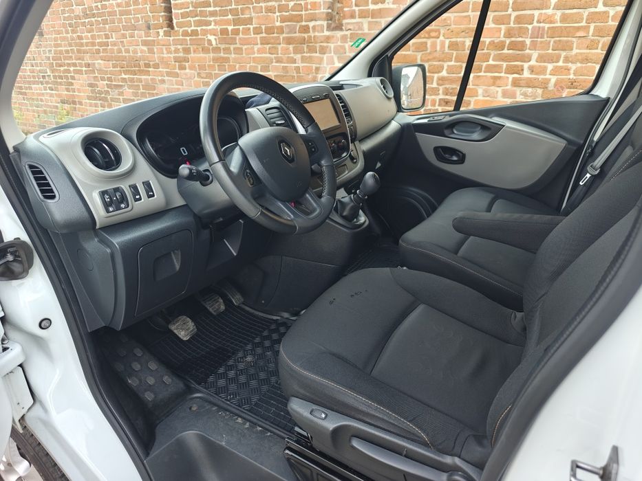 Wynajem busa 9 osobowego Renault Trafic