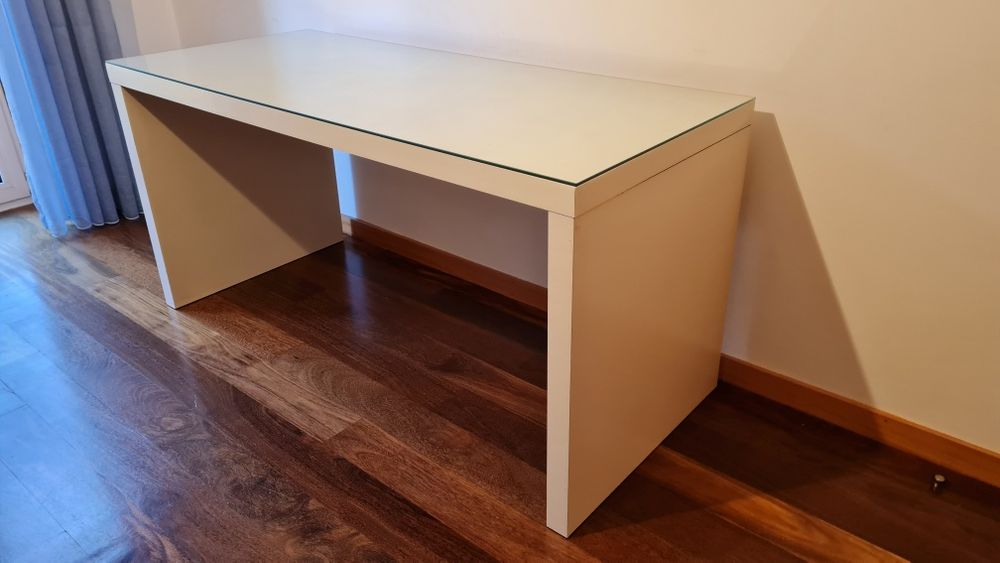 Secretária com tampo de vidro