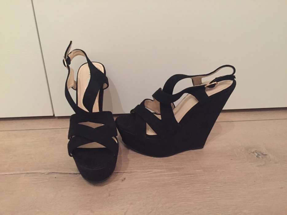 Czarne koturny DeeZee