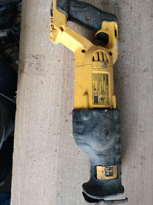 Piła szablasta DeWalt DCS380 nie reaguje na baterie