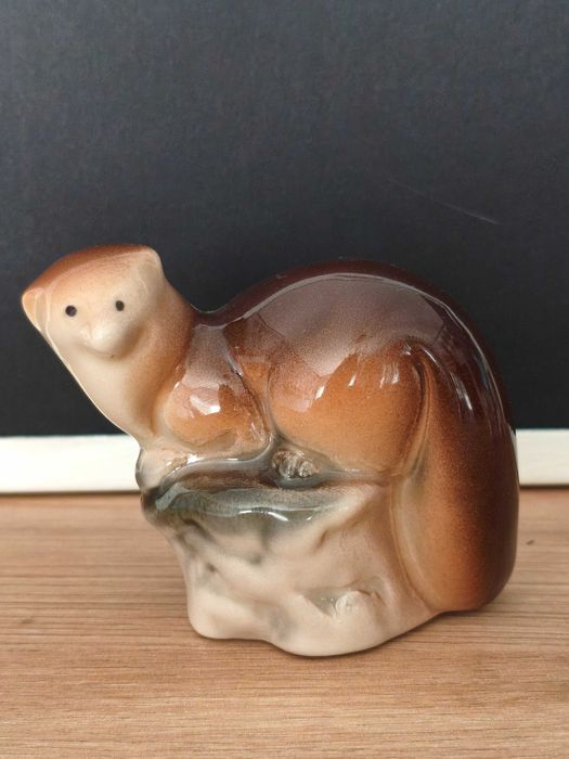 Figurka łasiczka łasica porcelanowa sygnowana