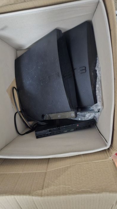 Caixa com consolas PS2 e PS3