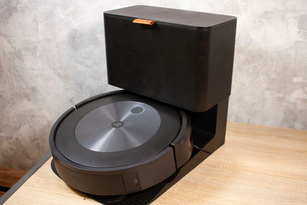 Робот пилосос iRobot Roomba J7+ з док станцією
