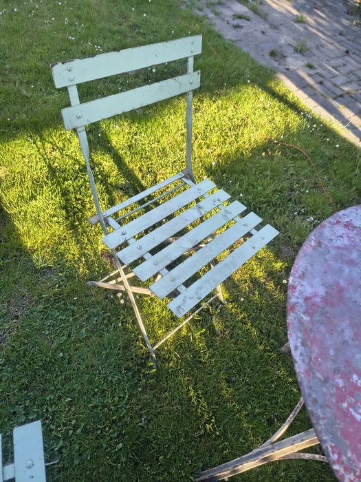 Krzesła z czasów PRL plus stolik