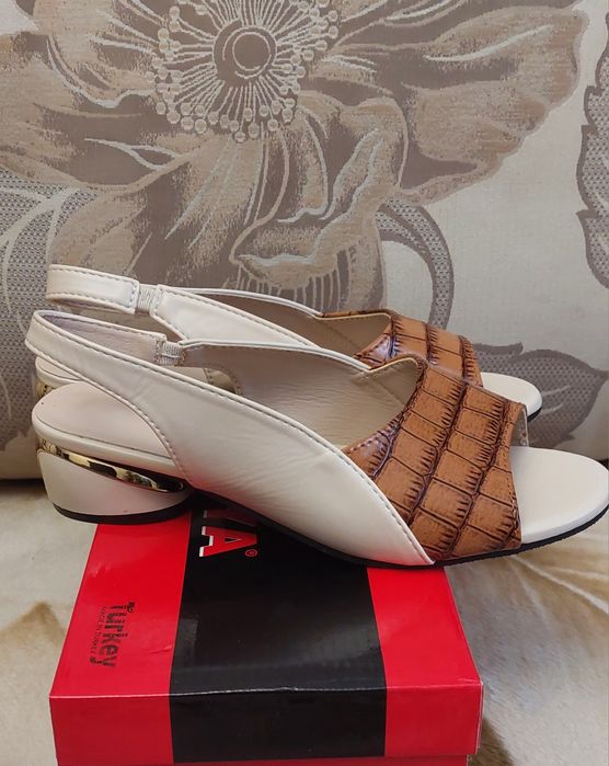 Босоніжки жіночі