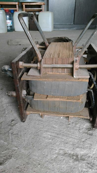 Продам мощный сварочно-пусковой аппарат (220/12).