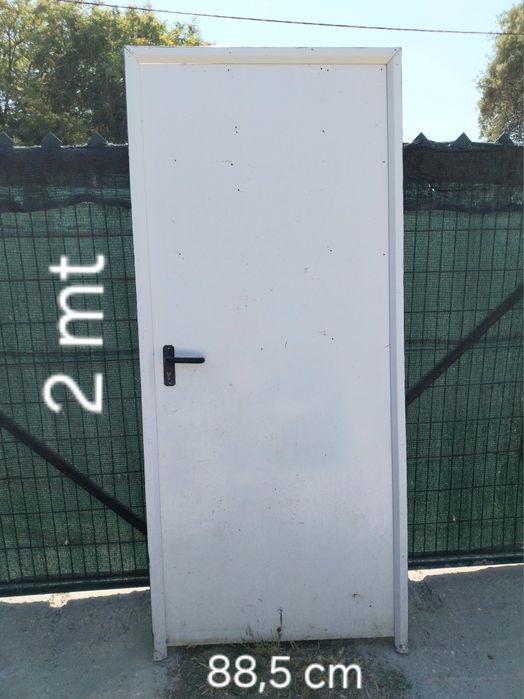 Porta com caixilharia em chapa.