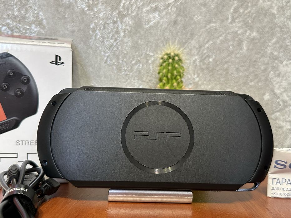 PSP Street E1008 Як Нова Повний Комплект