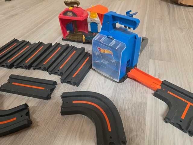 Hot Wheels tory kolejowe +zajezdnia