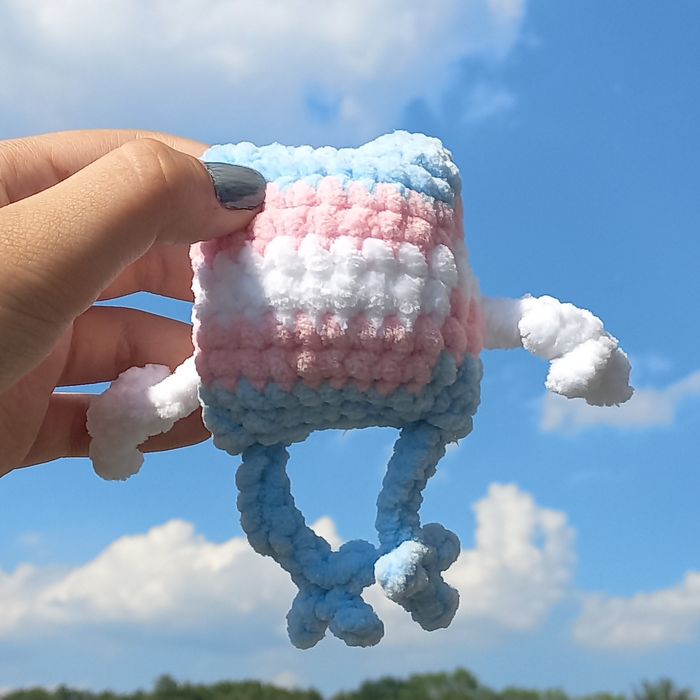 Pluszowa szydełkowana leggy żabka w kolorach flagi trans
