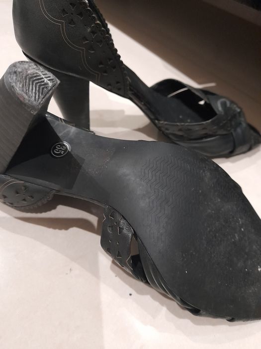 Sandália Preta com pormenor traçado [35]