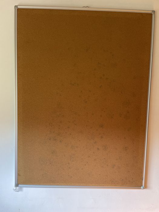 Secretárias, cadeiras e quadros