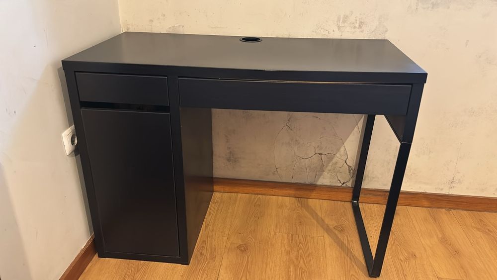 Cama com colchão novo e estrado e uma mesinha de cabeceira secretária