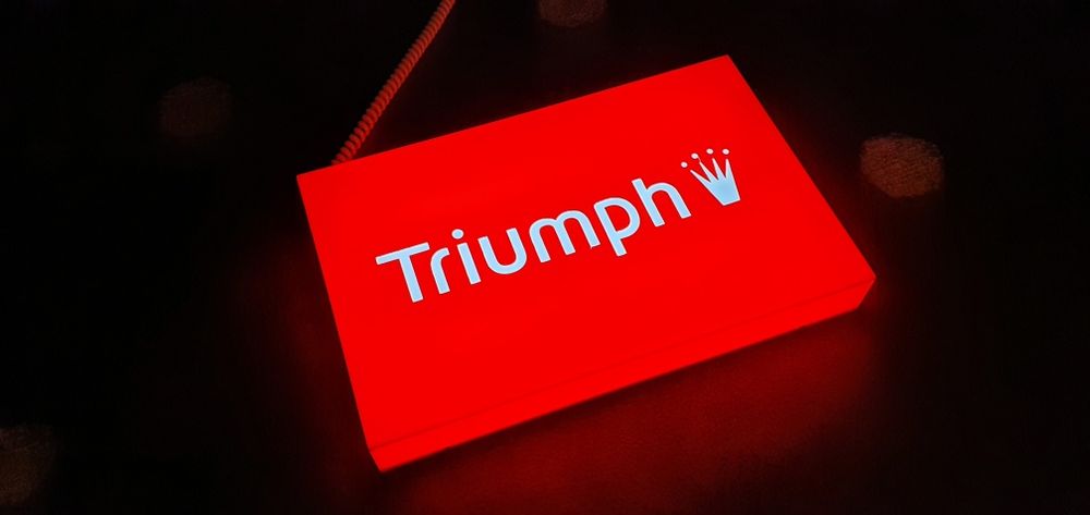 Reclame luminoso Triumph Lingerie logótipo moderno