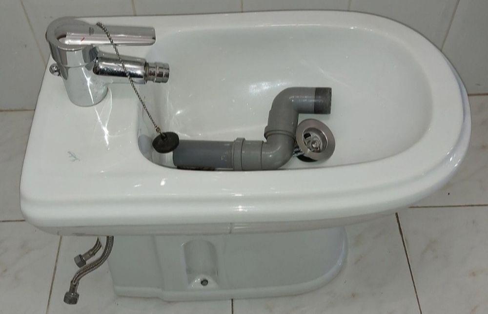 Bidé c/ torneira Grohe e/ou necessário casa de banho e/ou seca toalhas