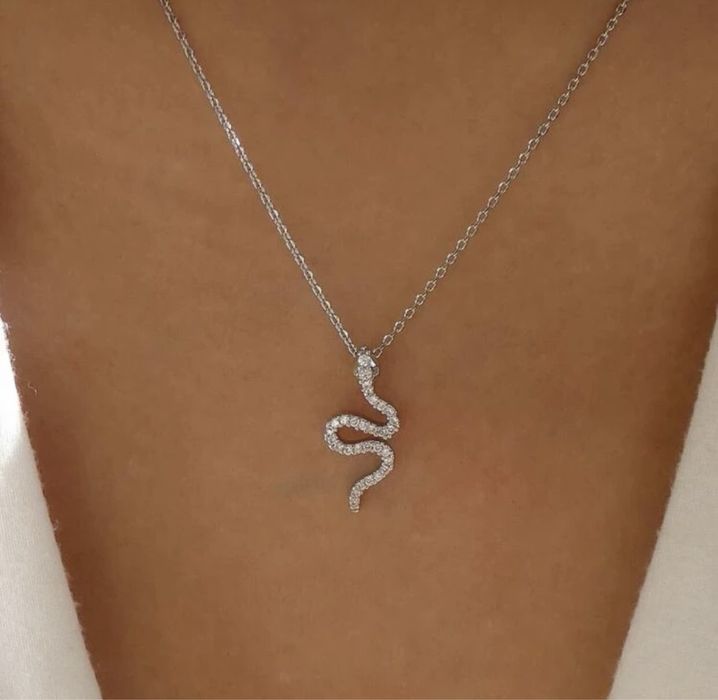 Colar e aneis porateado e dourado