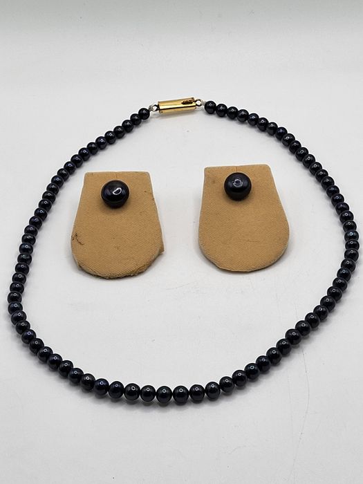 Perły z kolczykami w kolorze granatowym