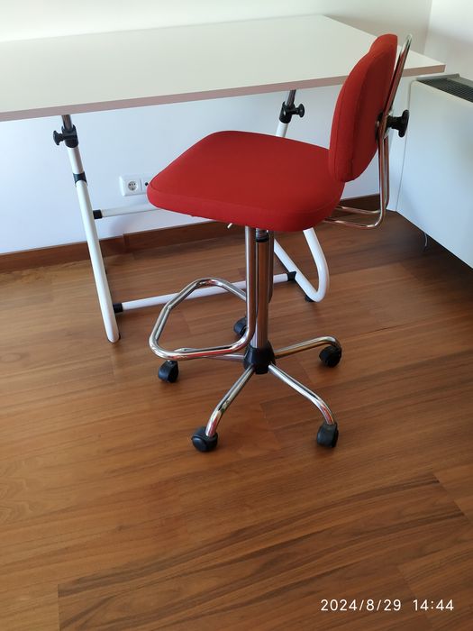 Vendo estirador com cadeira