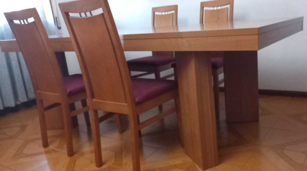 Vendo Mesa de Sala extensível com 4 cadeiras