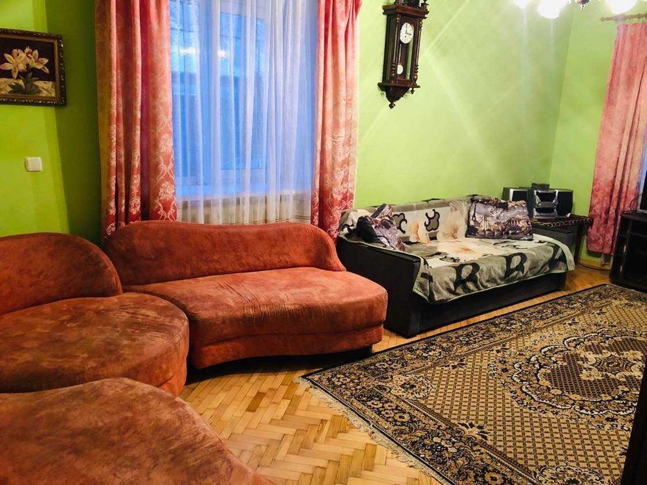 Продаж великої 1/2 частини будинку в самому центрі біля "Сонячного парку"
