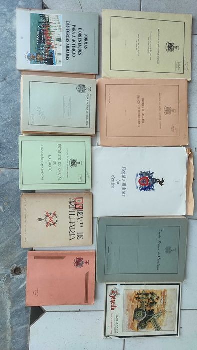 Lote 26 Publicações Militares diversas