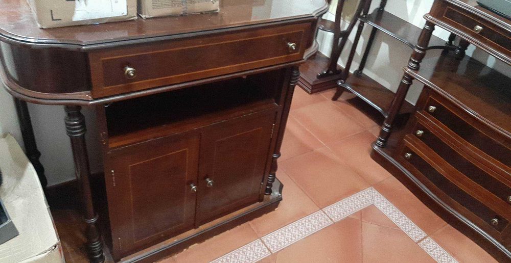 Moveis de hall ou televisoes, secretaria em madeira em bom estado