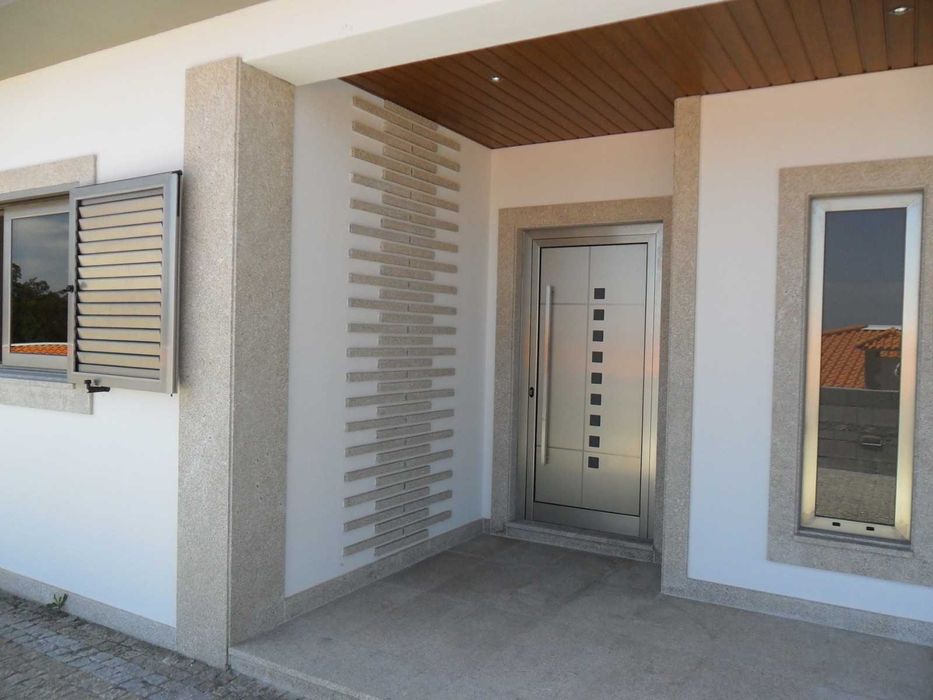 Venda c/ retoma / permuta Vivenda Térrea (T6) Independente com piscina