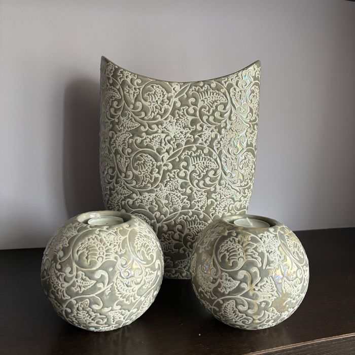 ozdobny wazon i swieczniki