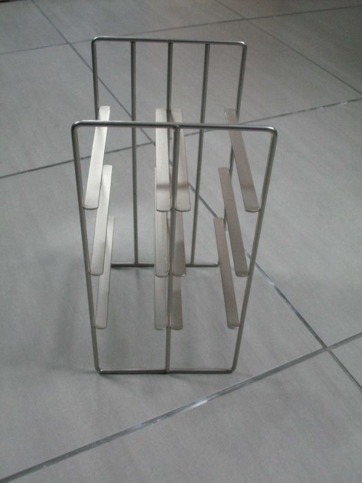 Garrafeira elegante moderna e muito decorativa em metal