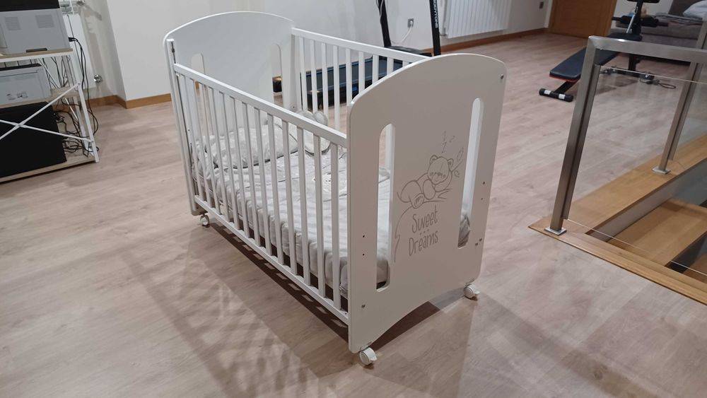 Cama de bebé em MDF lacado