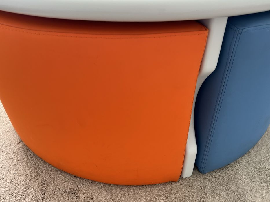 Mesa para criancas redonda com 4 bancos coloridos