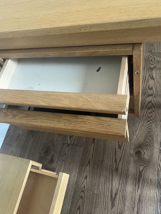 Stół drewniany z szufladami