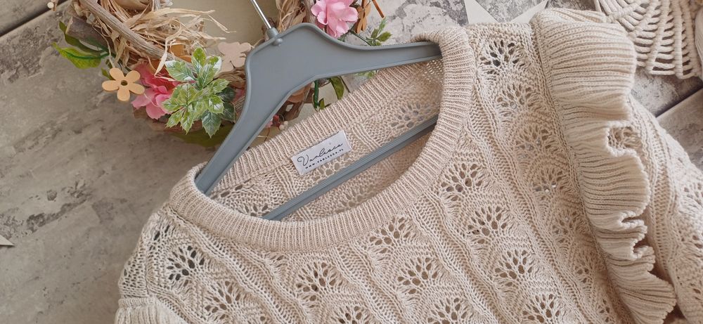 Beżowy ażurowy sweterek sweter Varlesca nude falbany falbanki