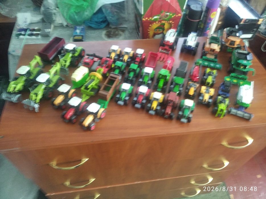 різні моделі тракторів і комбайнів моделі 1:87 ,1:64