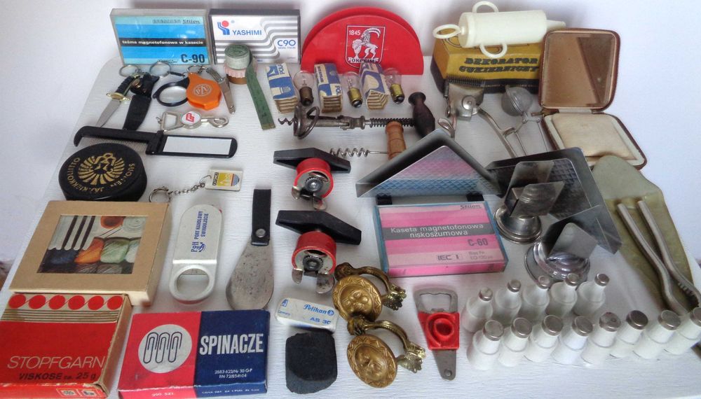 Przedmioty PRL-u korki do prądu brelok krążek hokejowy otwieracz