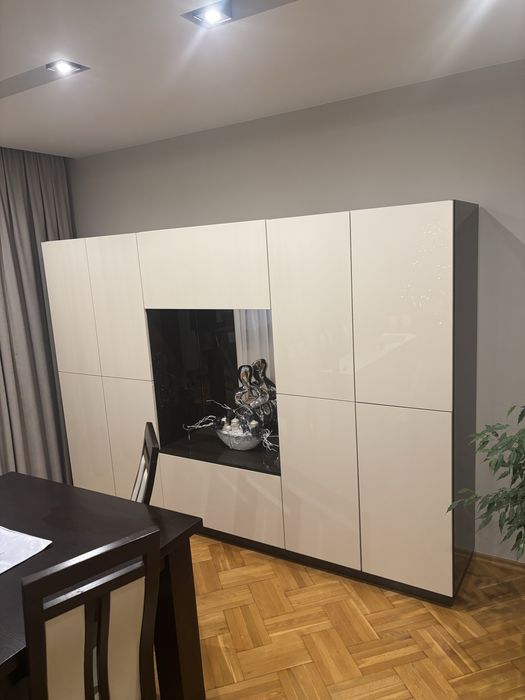 Wysoka zabudowa, komoda