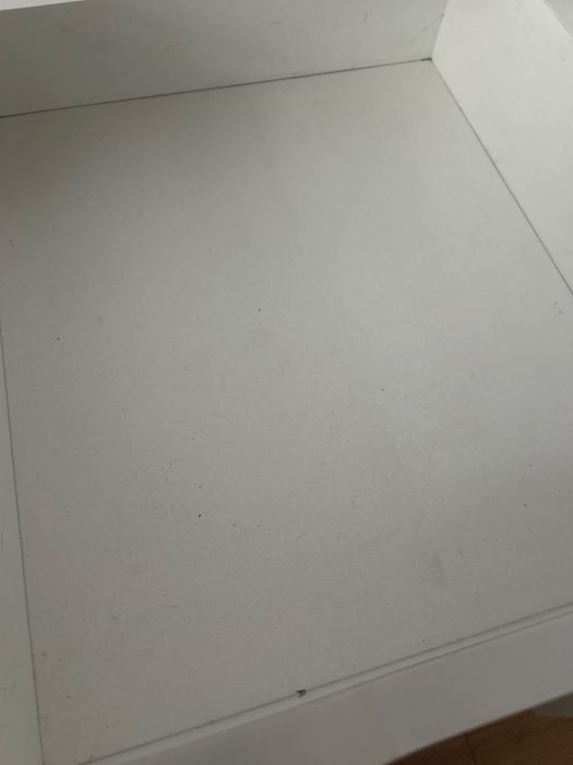 białe biurko szuflada i dwie półki