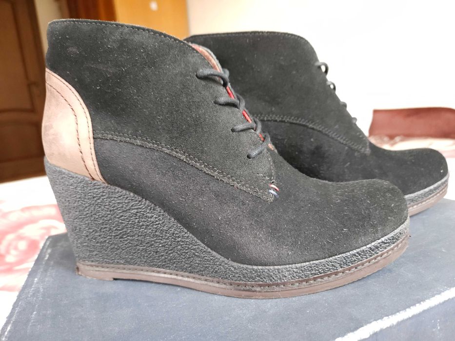 Ботільони Tommy Hilfiger з натуральної замші на танкетці, р. 39, 25 см