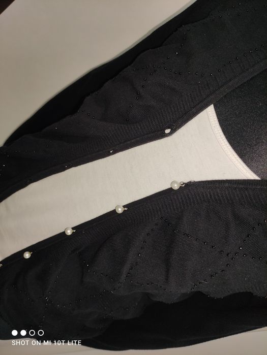 Sweter z ozdobnymi guzikami